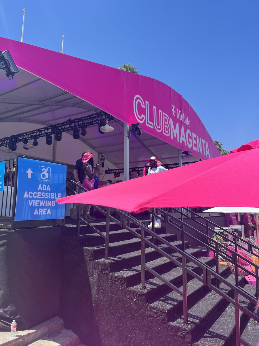 GlynisAnn's tweet photo. #tmofrontrow https://t.co/SdqFZTkKp0