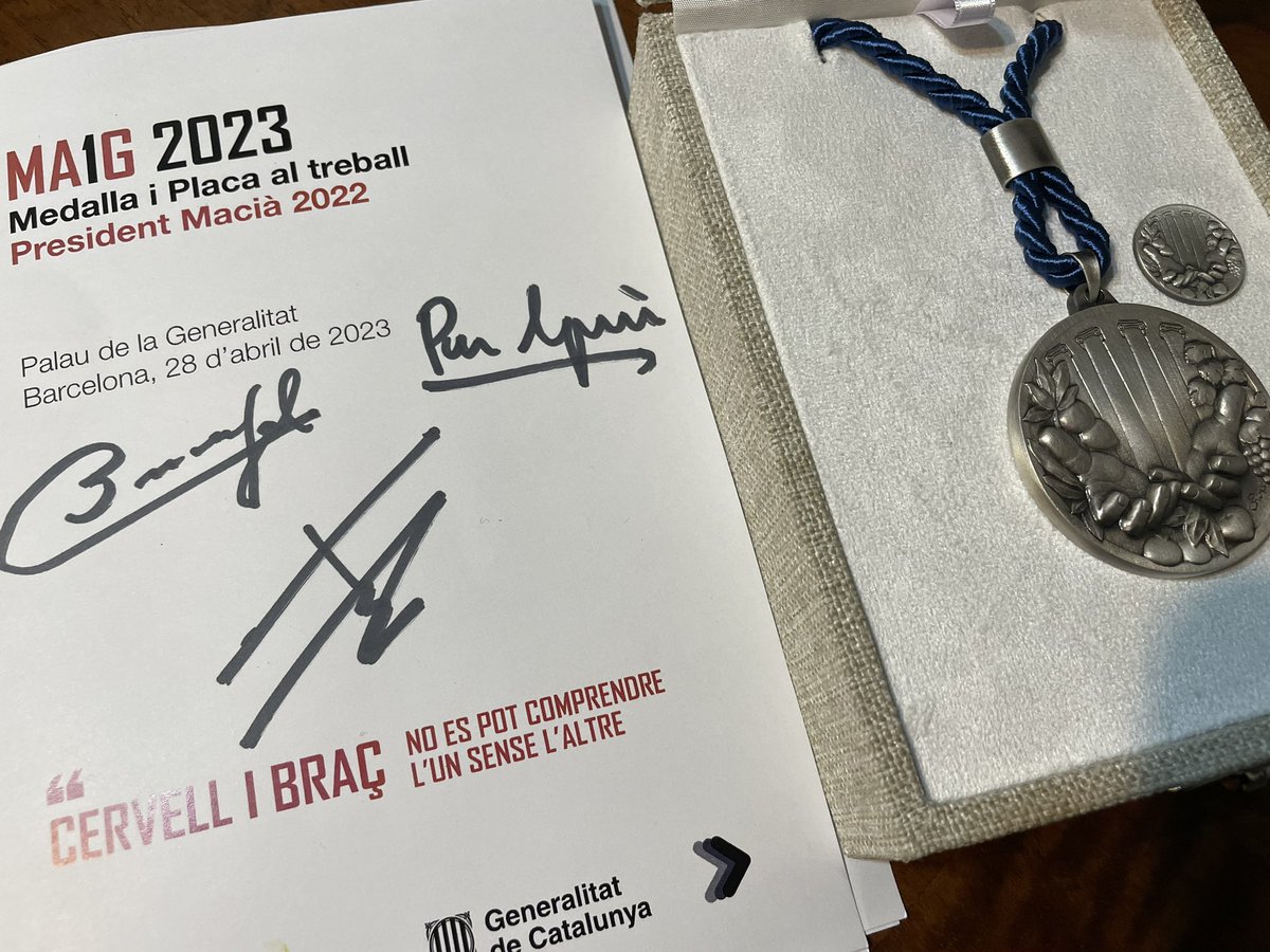 eduardboada's tweet image. 🎖️La Medalla al treball Francesc Macià de mon pare. I el programa de mà signat per #BoadaPregoner, @perearagones &amp;amp; @pauricoma, que guardaré de record del dia.  #Tarragona