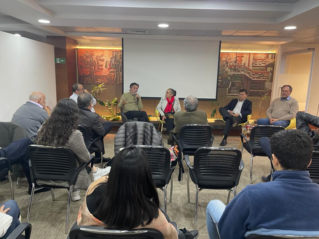 #VinculaciónUdeC: En #UdeC Santiago se realizó Seminario "Economía circular en minería y oportunidades de descarbonización para la industria siderúrgica y del cemento", con la exposición del Dr. Alexander Pisch, experto en cementos de bajo C02 del #SIMaP de Francia.