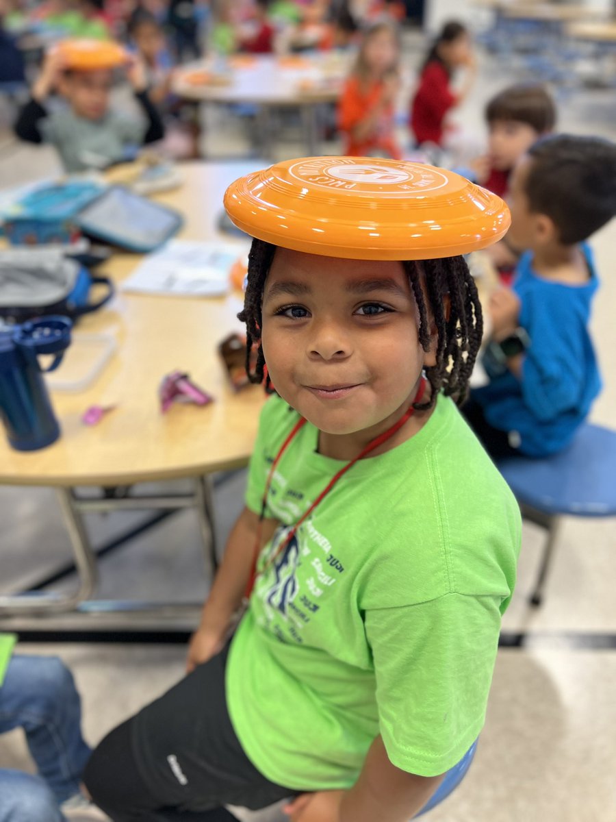 EpolitoMs's tweet photo. Field day fun at lunch! The kids loved the frisbees! 
@PWCSNutrition @KyleRWilsonES @gmhernandez12 https://t.co/cjIZUYInbK