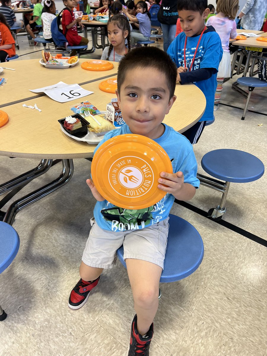 EpolitoMs's tweet photo. Field day fun at lunch! The kids loved the frisbees! 
@PWCSNutrition @KyleRWilsonES @gmhernandez12 https://t.co/cjIZUYInbK