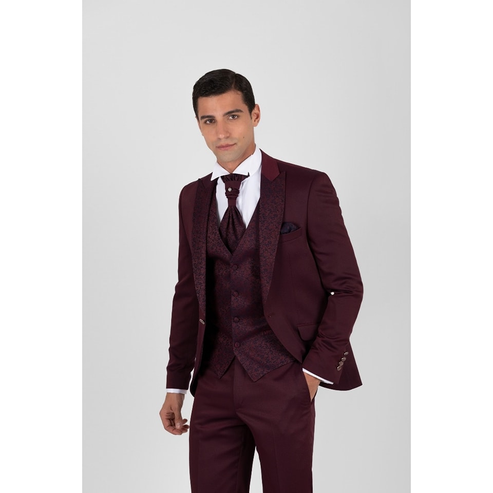 DNovios1's tweet image. Las opciones de diseños italianos también tienen unas líneas sobrias, que se centran en el tejido y el patrón del traje, buscando la excelencia y la innovación. Por eso hoy te queremos traer este espectacular traje en color burdeos, con solapas y chaleco en tejido de cachemir.