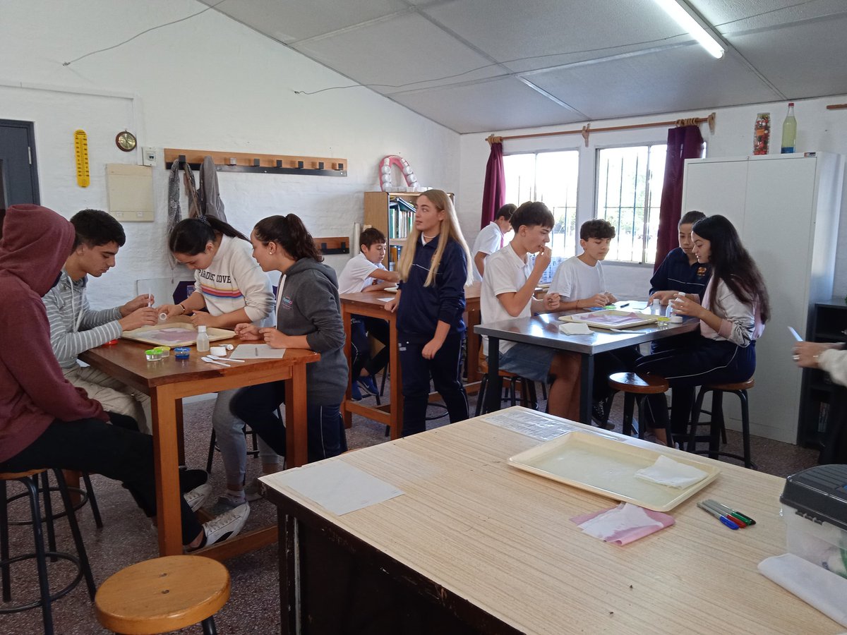 matiashd08's tweet photo. En el liceo de Fray Marcos compartimos un taller donde se trabajó el pensamiento científico, la creatividad y la comunicación en base al ABP. Una rica instancia en la que participaron estudiantes de varios niveles.
@ccientificauy
#culturacientificauy 
#clubesdecienciauy 
#steamuy https://t.co/C1HyAN6Qts