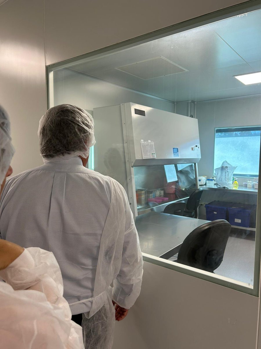 MIEM_Uruguay's tweet photo. Como parte de los contactos para el Programa #UruguayInnovationHub, el ministro @OmarPaganini  visitó ATGen Bioworks, un cowork para start ups de biotecnología, que incluye espacios de oficina y una planta de fabricación de proteínas recombinantes y reactivos de diagnósticos. https://t.co/05vmIAhsUG