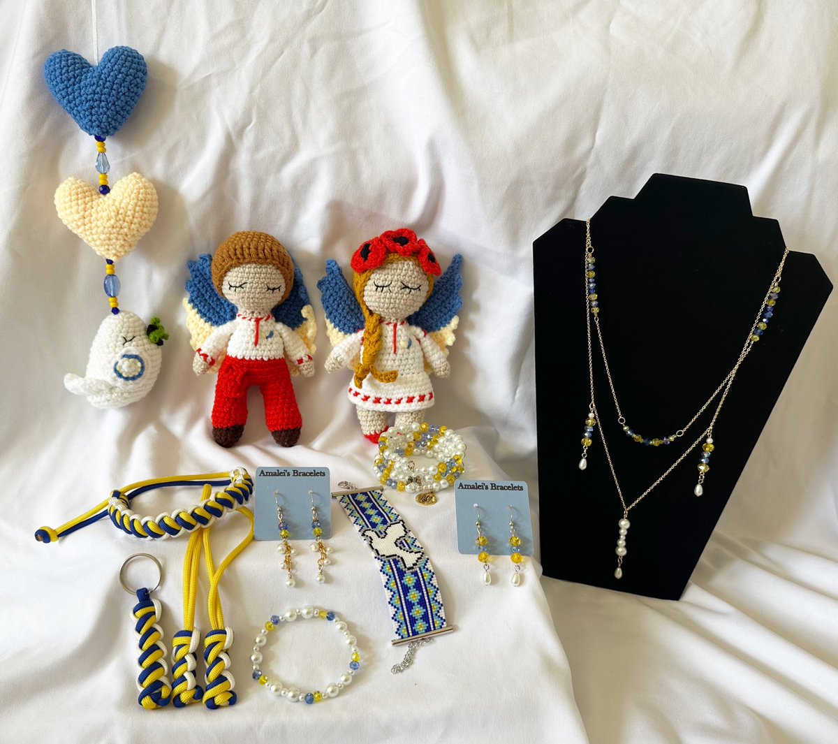 hibizcusgirl's tweet photo. 📢🚨Raffle Alert #Amalei &amp; @RetSmartLCRN are raising 💵to help @ztele85 bring Shoebox Surprises to 86 beautiful kids at a children’s home in Zakarpattia Oblast.Contents: something sweet, to play with, to wear &amp; something to create with. Raffle ends 5/5, 6pm MST. $5/🎟️ Details ⬇️ https://t.co/oVdKWuLKez