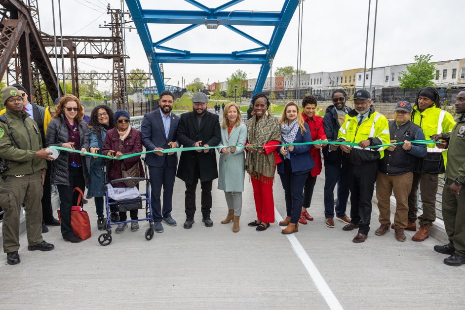 KennyBurgosNY's tweet photo. There’s no ribbon cutting I enjoy more than one for a new park. 

Today we unveiled a decades long, $41M dollar renovation of Starlight Park. Once a brownfield and the site of a gas factory, this area was a blight on our neighborhood.

We’ve recaptured it &amp;reconnected communities https://t.co/FixYKu8KFj
