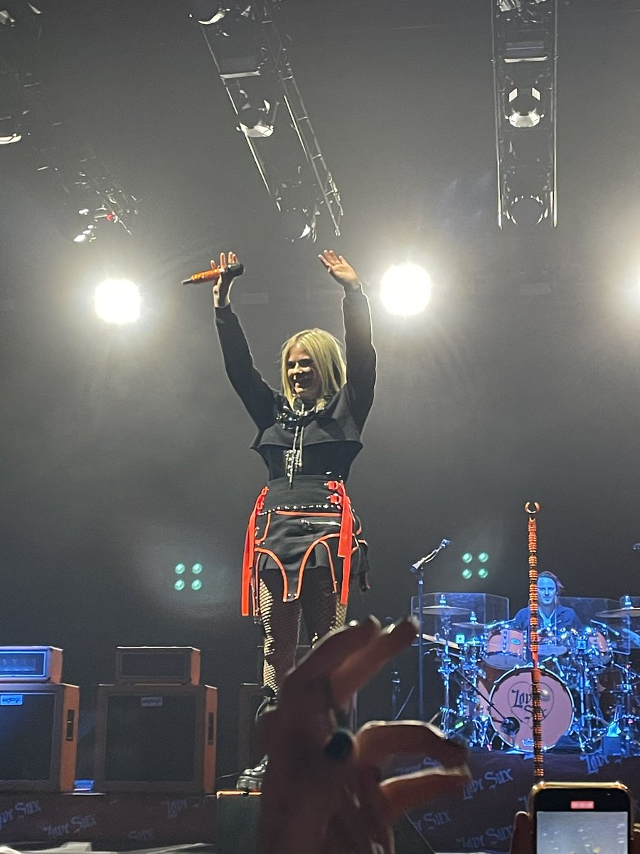 Basty_7696's tweet photo. @AvrilLavigne We love you ❤️ and it was a pleasure to sing with and for you ❤️ https://t.co/8n70blRUDS