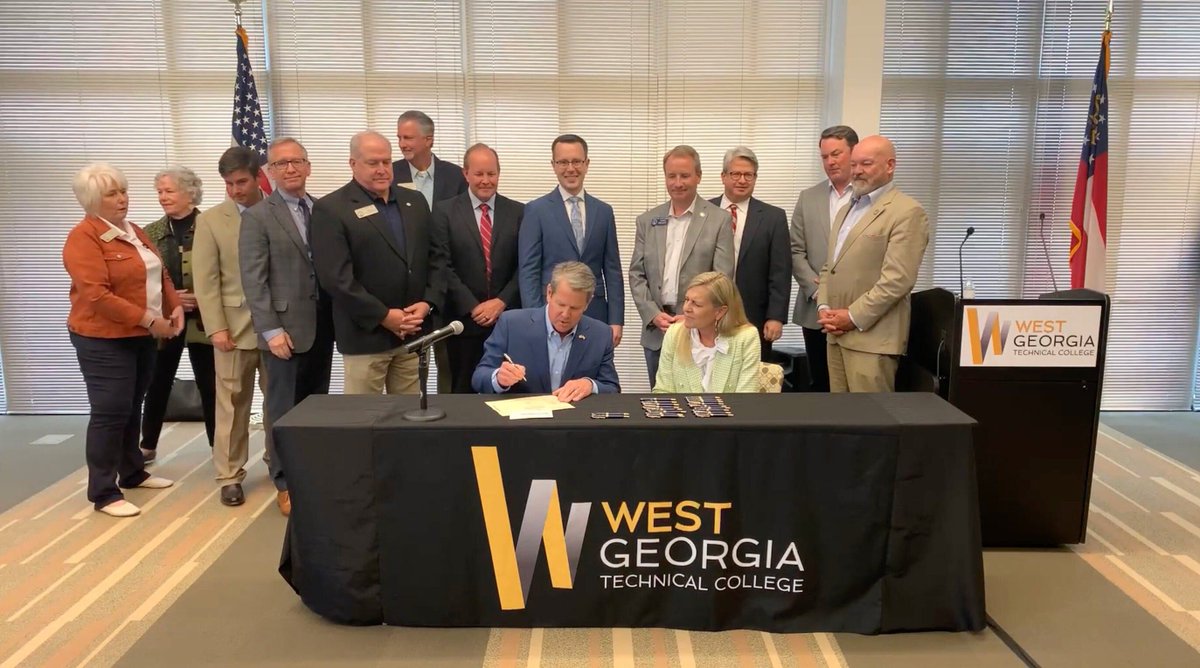 GAOpportunity's tweet image. Randy Hicks &amp;amp; @buzzbrockway joined @GovKemp yesterday as he signed a new law, HB 155. This law will let people who move to GA and already have a valid job license from another state get a GA license too. #betteropportunity to work for many! #betterwork #gapol #hiring #licensing