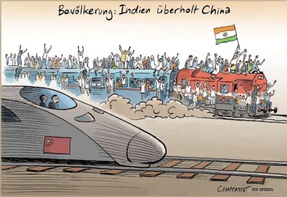 <a href="/Noahpinion/">Noah Smith 🐇🇺🇸🇺🇦🇹🇼</a> This is how a German newspaper depicted India leading China in population. Letting aside the casual racism, it's not even factually correct (almost 90% of Indian trains are electric, so people cannot sit on top, and interestingly only 60% of German trains are electric)