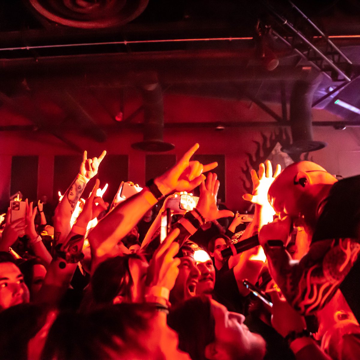 atreyuofficial's tweet photo. Night 1 in Sacramento was insane. 🤘 Reno, you’re up tonight! 
📸: @BrightMusicFoto https://t.co/9HmPHkCDyj