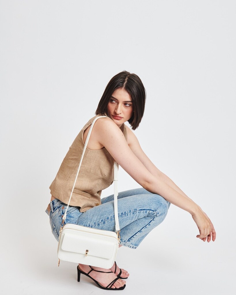 Moda_Luxe's tweet photo. Create the effortless chic look with the Peggy Crossbody! This sophisticated bag is perfect finishing touch to any outfit. #chicstyle  #shoulderbag  #EffortlessChic https://t.co/n1sWt2cClf https://t.co/YAE8bchdjb