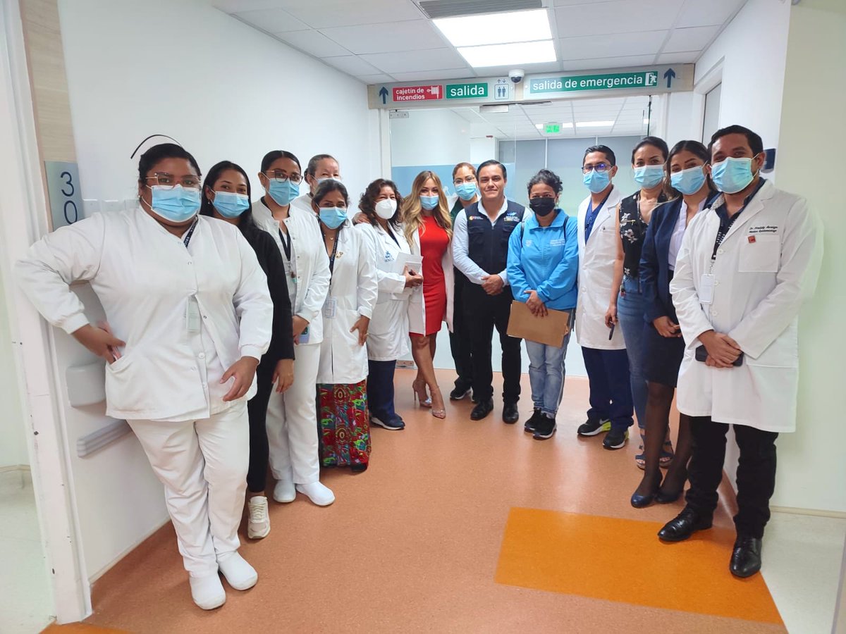 Arcsa_Ec's tweet photo. #ArcsaEnAcción | Nuestros técnicos capacitaron a personal que comprende el Comité de Farmacovigilancia de @SolcaGuayaquil, con el fin de que puedan reforzar conocimientos en el adecuado reporte de reacciones adversas a medicamentos y dispositivos médicos. ✅💊

#ArcsaTeCuida 🇪🇨 https://t.co/OtbGtmFkDp