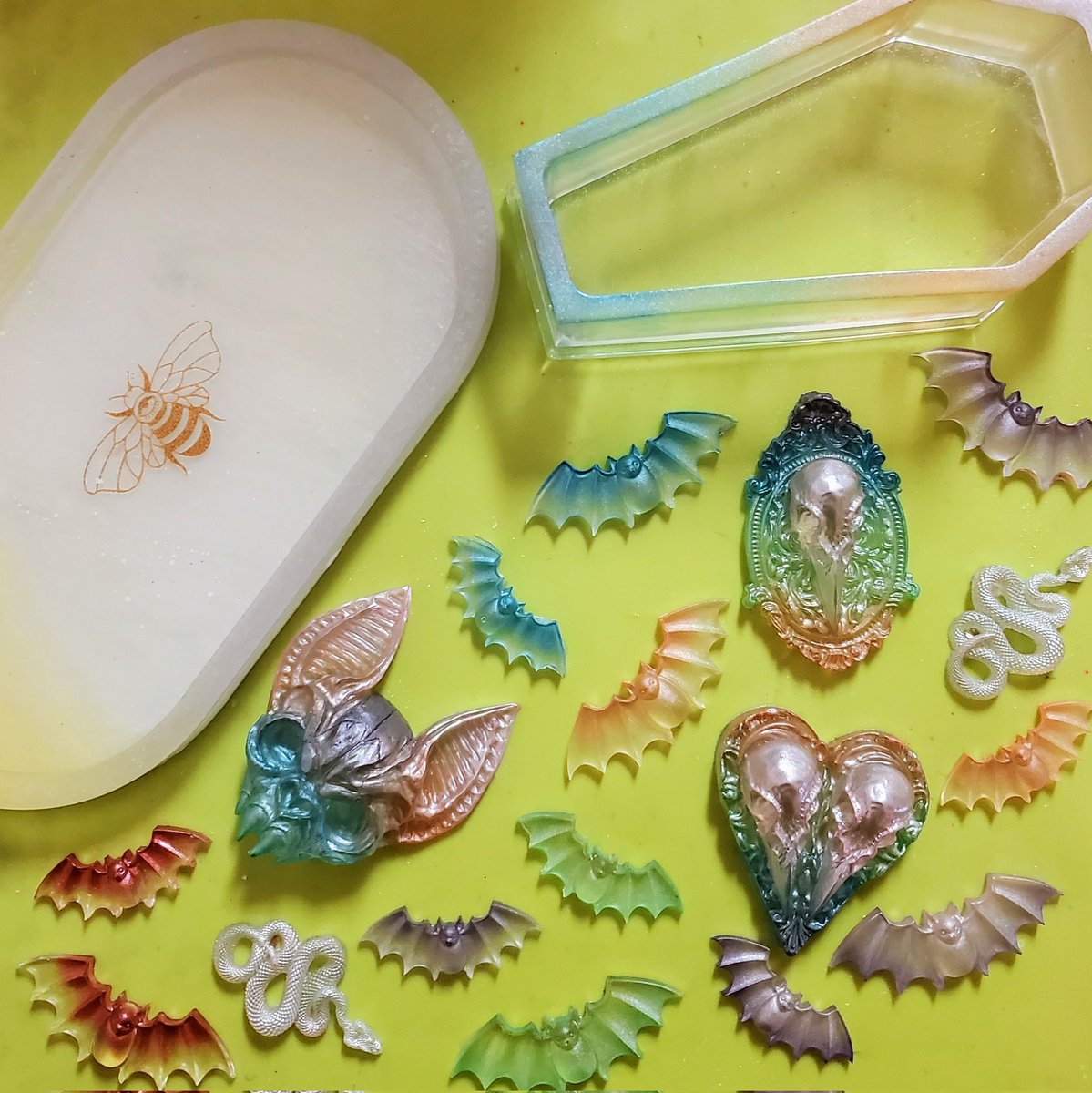 shauna_design's tweet photo. My latest resin batch is a rainbow of fun ✨️🖤🌈 Are you following my etsy page for the spooky accessory release coming this summer? 🥰
.
https://t.co/sxMHaWMJpU
.
.
#SpookyArt #SpookyCute #HappyVibes #SupportSmallArtists #CraftWithMe #GothicRainbows https://t.co/0KVUq4za8O