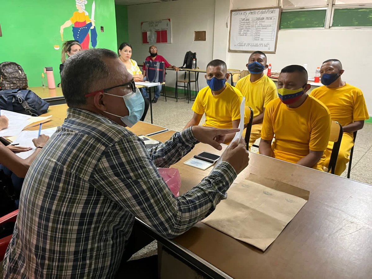 Derecho_paz's tweet photo. Iniciamos en el Centro de Formación para el Hombre Nuevo Dr. Francisco Delgado Rosales donde realizamos la revisión de expedientes, evaluaciones psicosociales, atención a las condiciones de salud de los privados de libertad, inspección de instalaciones y espacios socioproductivos https://t.co/JmcZOEy8Yg