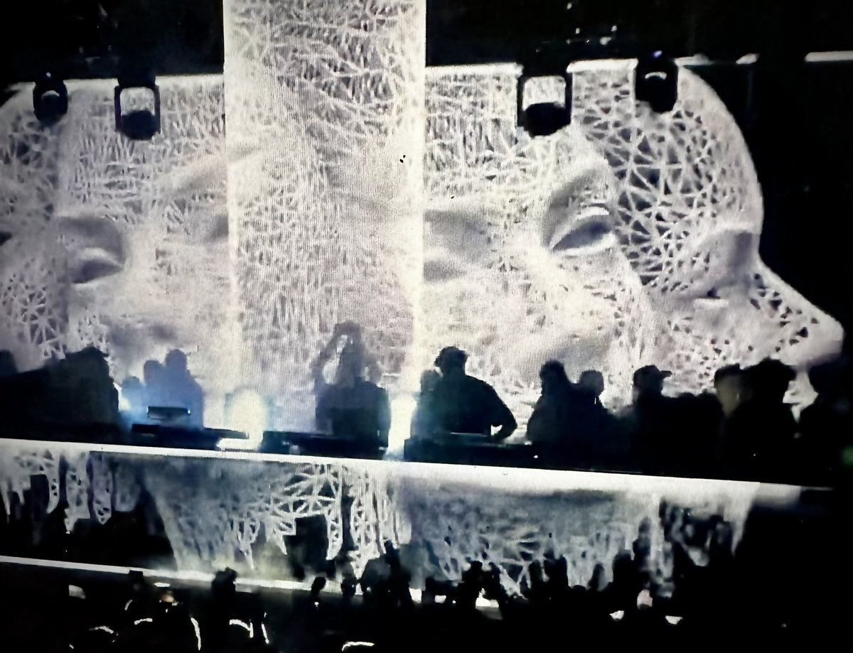 nelly loriaux tweet media