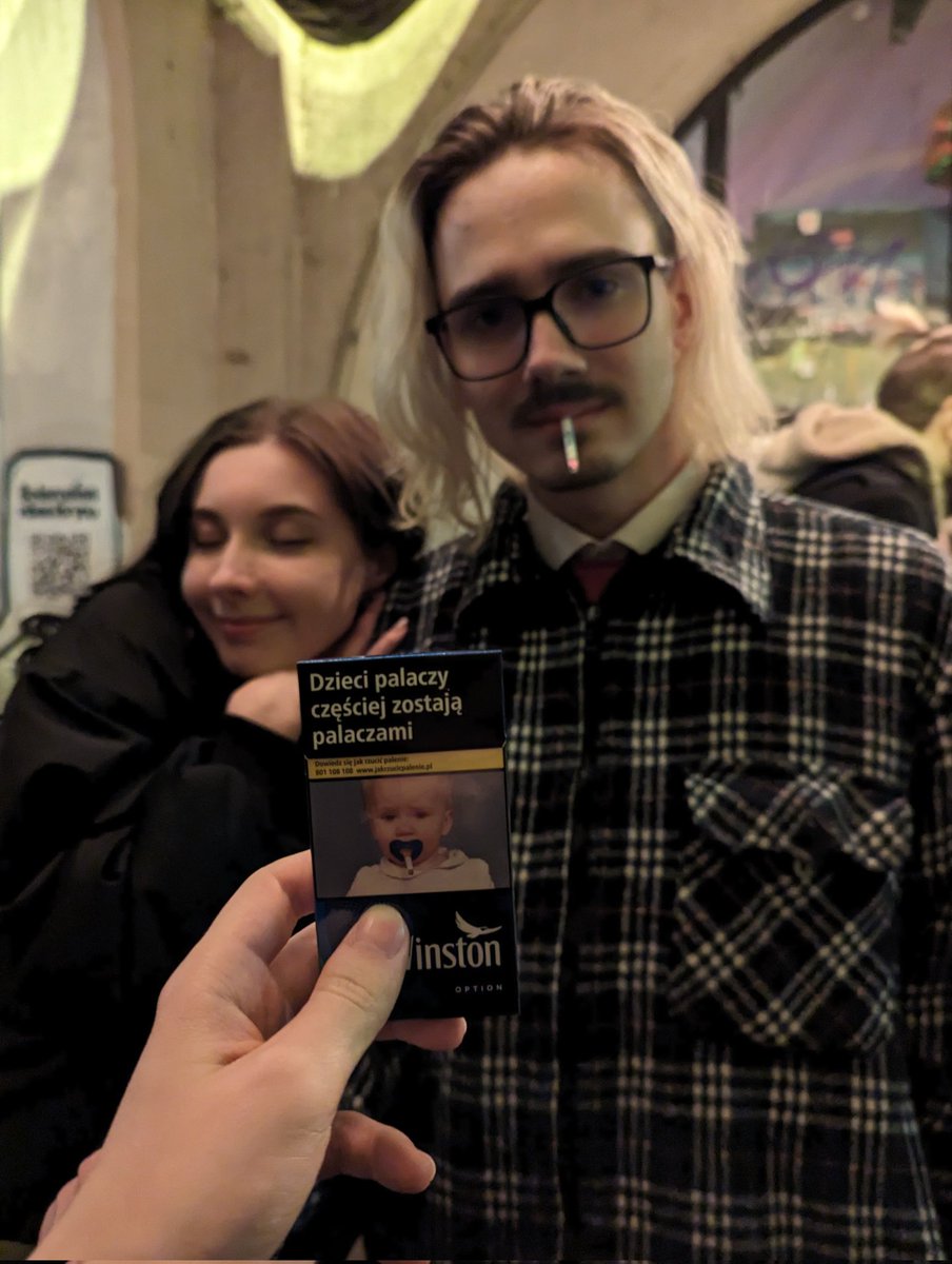 AlexGlon's tweet photo. a study by British scientists has proved that the child on this sigs pack is an exact copy of  @sanya_fyl https://t.co/o2F7KVhFXF