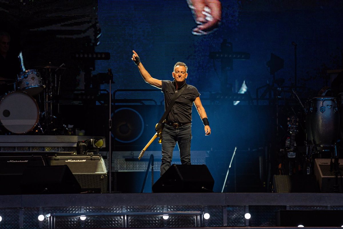 Springsteen bot tweet media