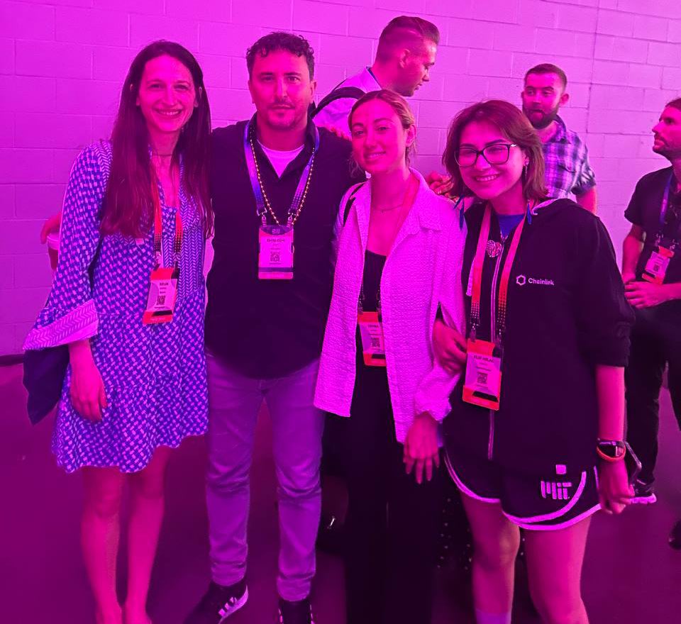 selinsuntay's tweet photo. Awesome panel with founders from major blockchains๐ฅ great to have had the opportunity to meet with @el33th4xor from @avax with Zehra Soysal ๐๐ฝ @consensus2023
#sprynt #avax #avalabs #blockchain #payments https://t.co/JcZIQGxm3z