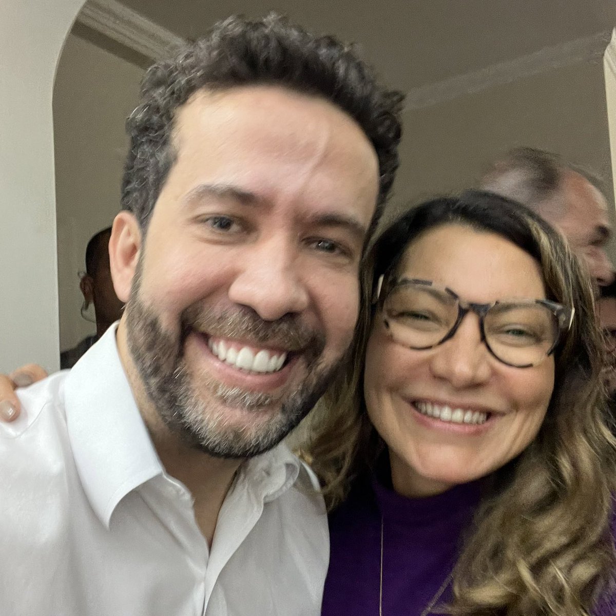 choquei's tweet photo. 🚨GRAVE: Após Carlos Bolsonaro atacar a Lula e Janja de forma totalmente baixa, André Janones entrou em cena e defendeu o presidente e a primeira-dama:

“Imagina sua mãe acasalando com os outros soldados do exército enquanto era casada com seu pai? Só podia dar nisso…” https://t.co/HQX0bfl1Tw