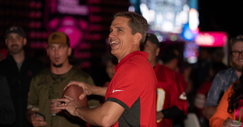 TMobileBusiness's tweet photo. .@trentgreen10, former Chiefs QB, scores at our #5GNetworkChallenge football station after commenting on Thursday night’s big picks at our exclusive event where nearly 100 businesses took the Network Challenge.
Learn more about it. https://t.co/fyNZbcdSZI #ThePickIsIn
