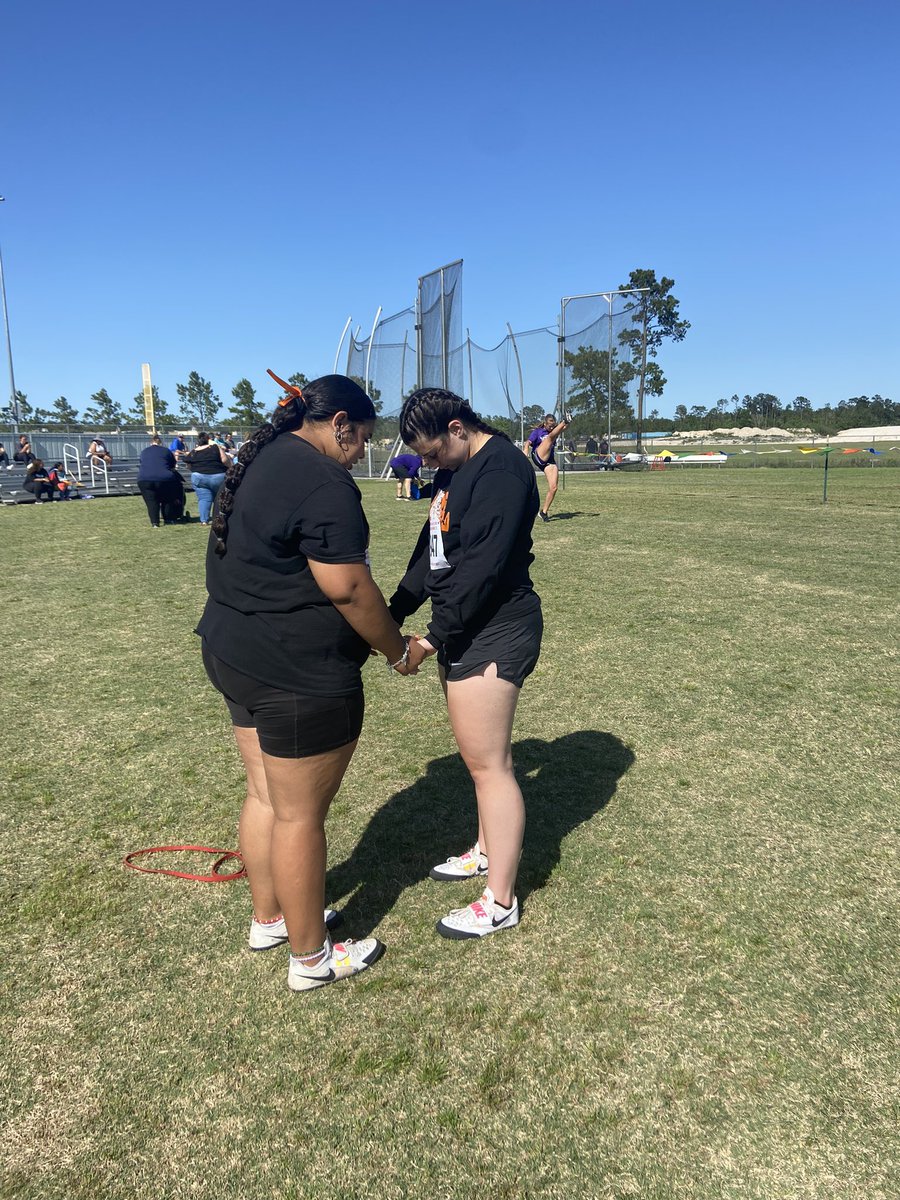 LaPorteRunning's tweet photo. Getting ready for Discus! #letsgoletsthrow #ChooseLP #LPThrows https://t.co/NYi6LL13hI
