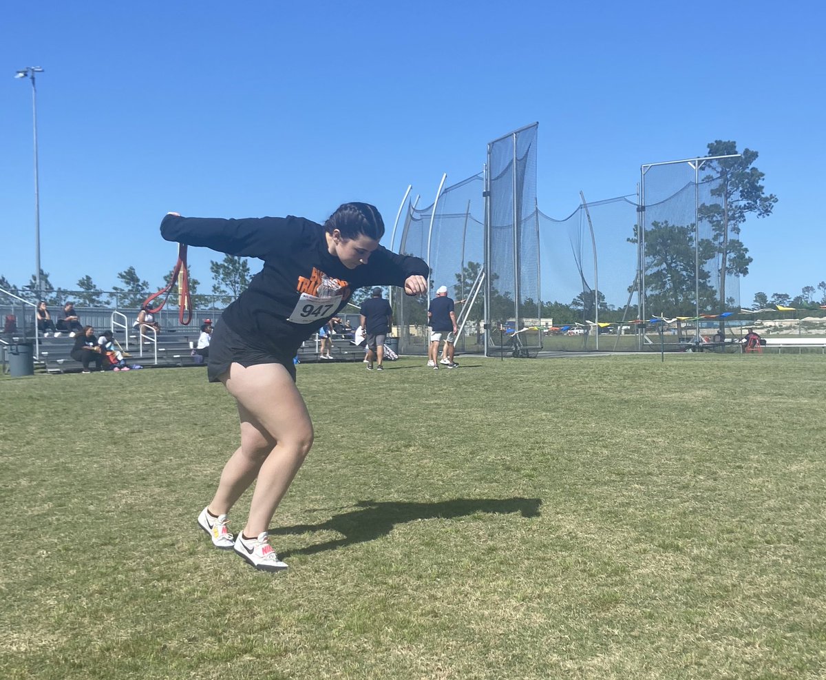 LaPorteRunning's tweet photo. Getting ready for Discus! #letsgoletsthrow #ChooseLP #LPThrows https://t.co/NYi6LL13hI