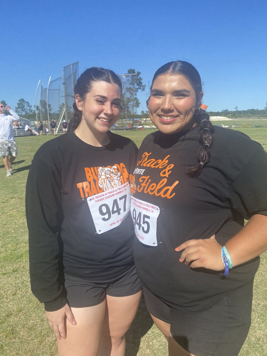 LaPorteRunning's tweet photo. Getting ready for Discus! #letsgoletsthrow #ChooseLP #LPThrows https://t.co/NYi6LL13hI