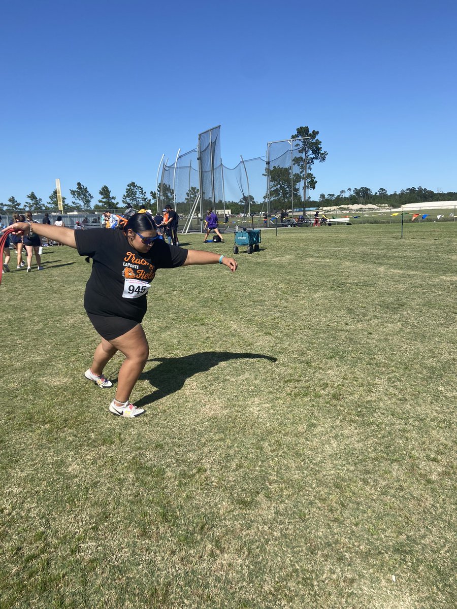 LaPorteRunning's tweet photo. Getting ready for Discus! #letsgoletsthrow #ChooseLP #LPThrows https://t.co/NYi6LL13hI