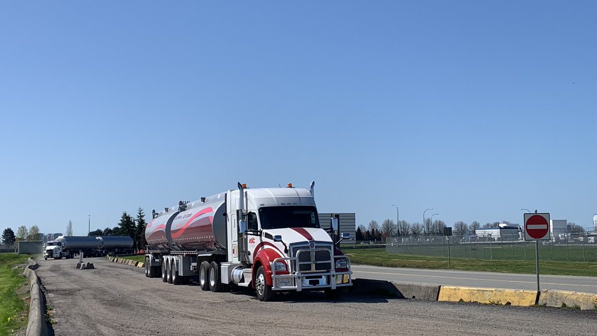 IncAlchemist's tweet photo. Fueling your Summer trips......#ASC #Jetfuel #alchemist #tanker #trucking https://t.co/YNO6SQW5hz
