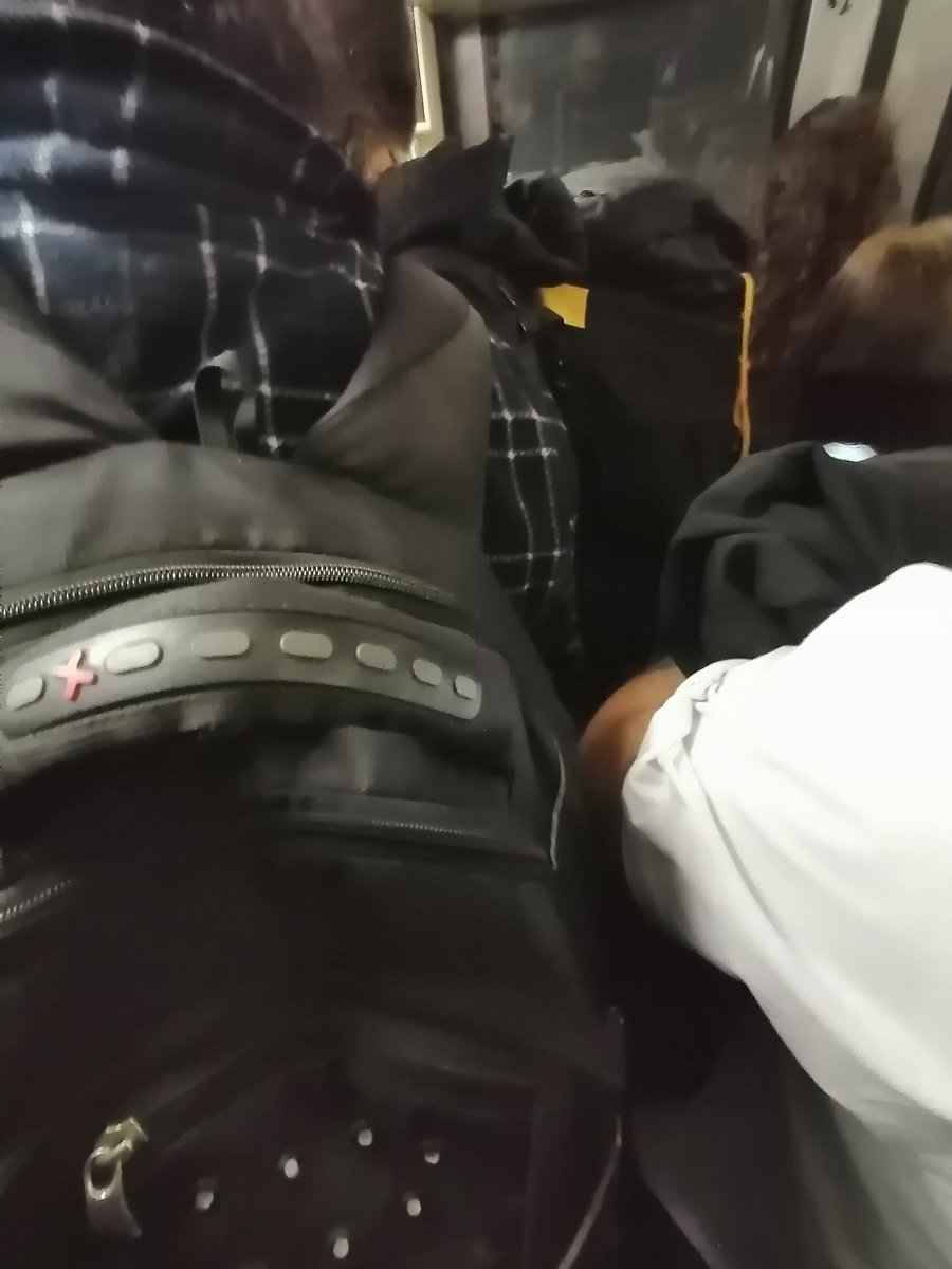 DuranBari's tweet photo. @metrodesantiago todos los dias lo mismo weones con mochila  hora punta en el glorioso metro de santiago, pongan señaleticas o informacion con el conductor, los weones qué llevan mochila en la espalda SACATELA!!! Aweonao molestas!!! Viernes 28 17:42😠 https://t.co/NkM1FEdEDq