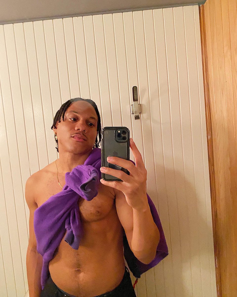 KickitKid's tweet photo. Tig ole bitties #chestday #fitness #lebain https://t.co/izzEtwH8cD