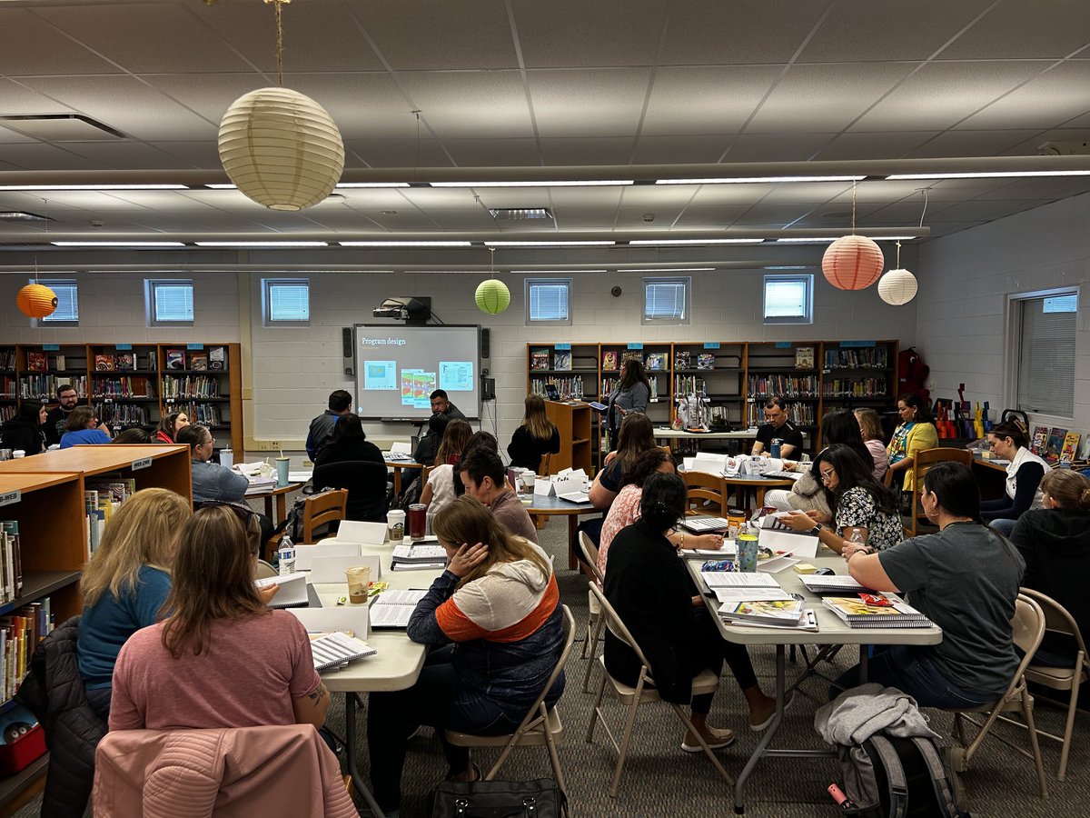 Excellent day ⁦<a href="/CUSD300/">School District 300</a>⁩ in our institute day. A few pictures from Dual Language and World Language sessions.