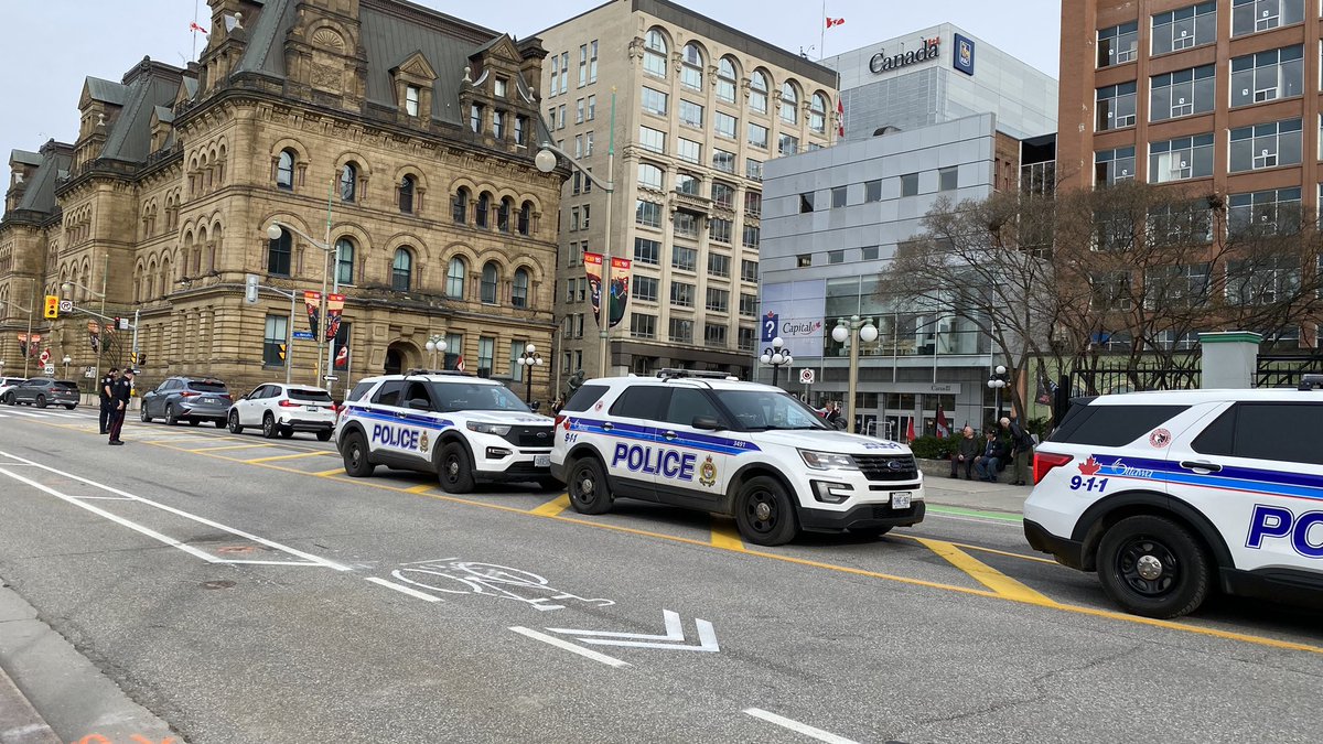 buntola's tweet photo. Police arrive to remove freedom protesters from occupying the middle of Wellington St., once police took off, a few protesters went back into the streets. #ottnews https://t.co/IHhPX0yFTc