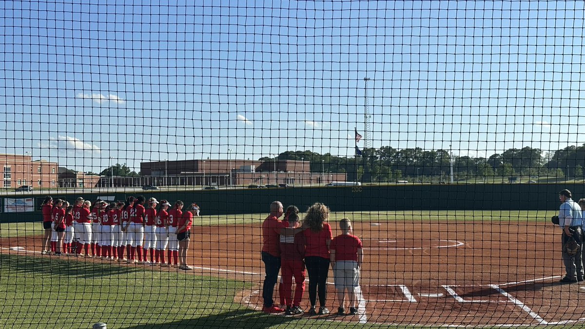 EasleySoftball's tweet photo. It’s more than just 🥎 it’s about family.  Our ❤️ go out to The Wade family.  @EHS_GamedayLIVE https://t.co/RRkrJCSJ9R