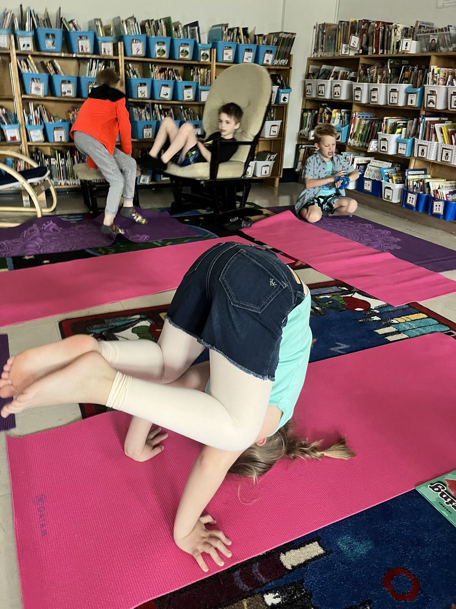 PenneDyer's tweet photo. Beach day with yoga, headstands &amp; relaxation with books #suninside @SFOAschool @NLESDCA https://t.co/r1VigyLp1x