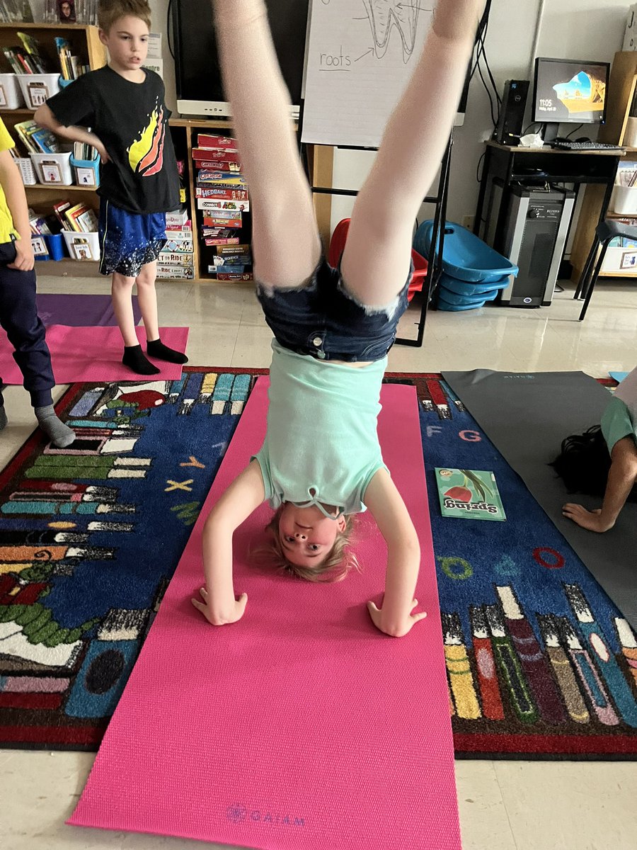 PenneDyer's tweet photo. Beach day with yoga, headstands &amp; relaxation with books #suninside @SFOAschool @NLESDCA https://t.co/r1VigyLp1x