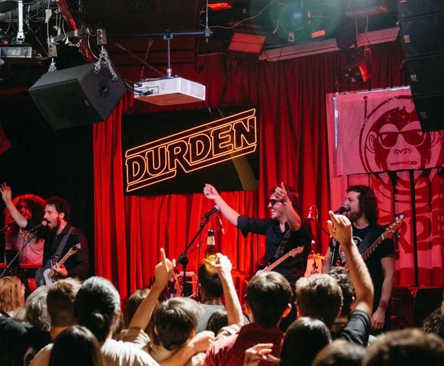 DiegoLosadaTv's tweet photo. Llenazo y energía en la @SalaElSol. Gracias por cantar, bailar y sentir con nosotros las historias que contamos en nuestras canciones. Despega la nave de @Durden_live. ¡Seguimos! https://t.co/t1ihHFPPZx