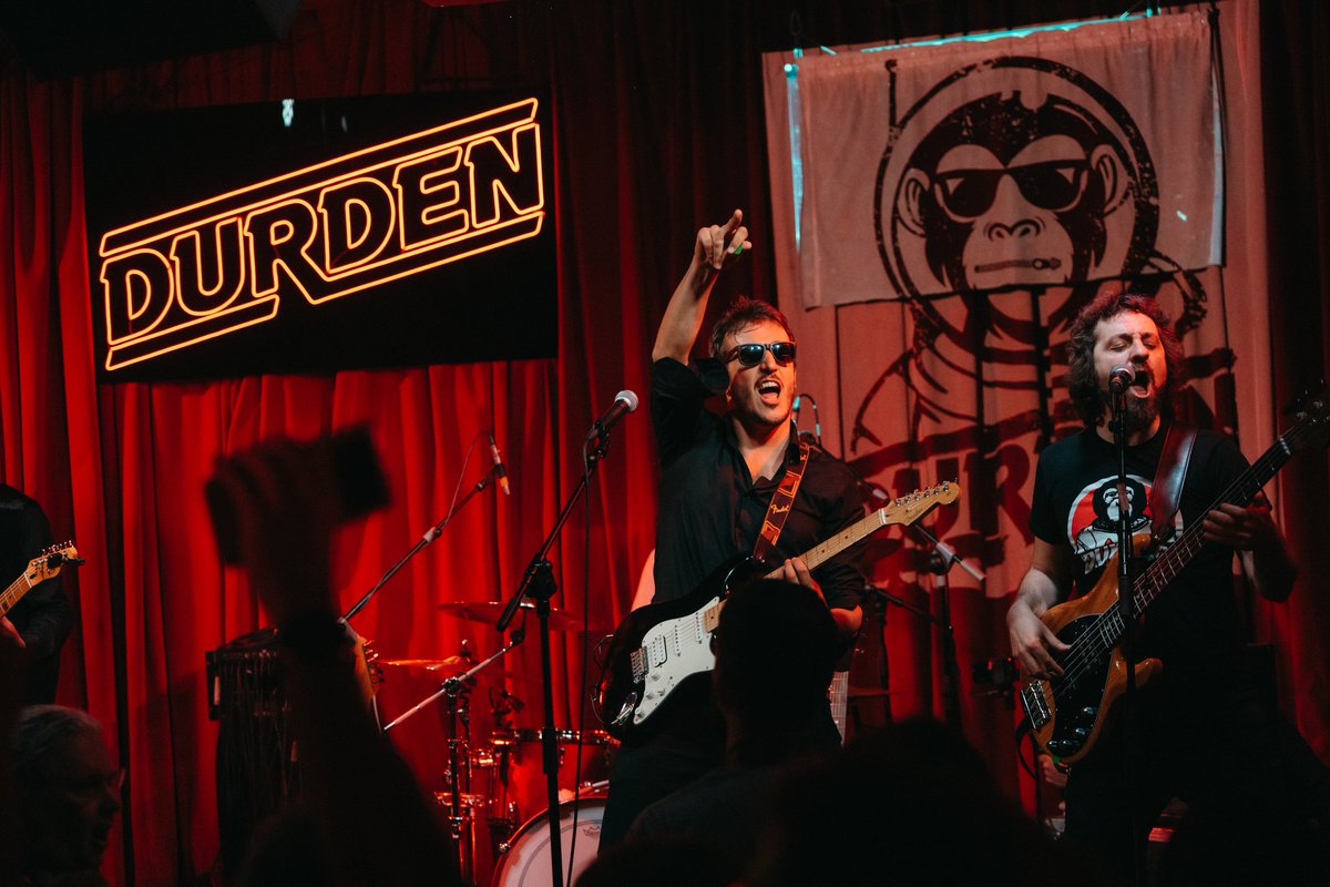 DiegoLosadaTv's tweet photo. Llenazo y energía en la @SalaElSol. Gracias por cantar, bailar y sentir con nosotros las historias que contamos en nuestras canciones. Despega la nave de @Durden_live. ¡Seguimos! https://t.co/t1ihHFPPZx