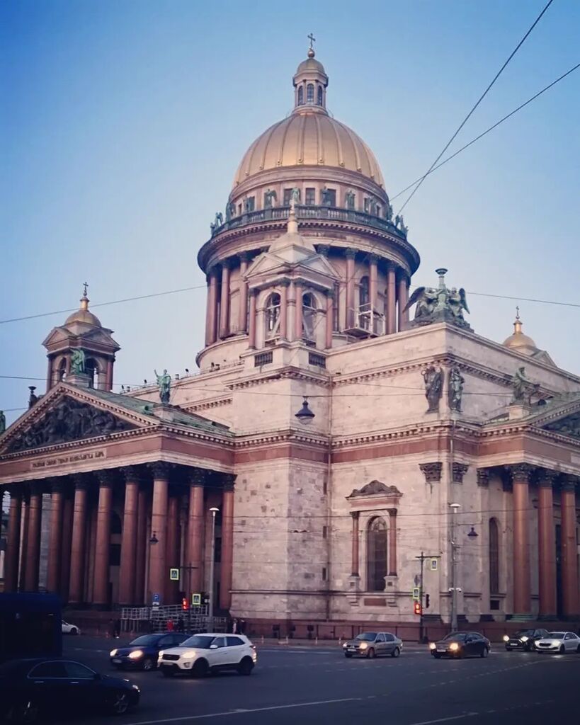 ToursInStP's tweet photo. Что за магия у этой громадины? Зимой или летом, на закате или в ярком утреннем солнце его купол сияет, его спокойствие и мощь влекут к себе. Один из самых популярных видов, каменный Петербургский исполин Исаакий был свидетелем многих исторических событий… https://t.co/37XeWHjUzp https://t.co/rwQ6eTDCq4
