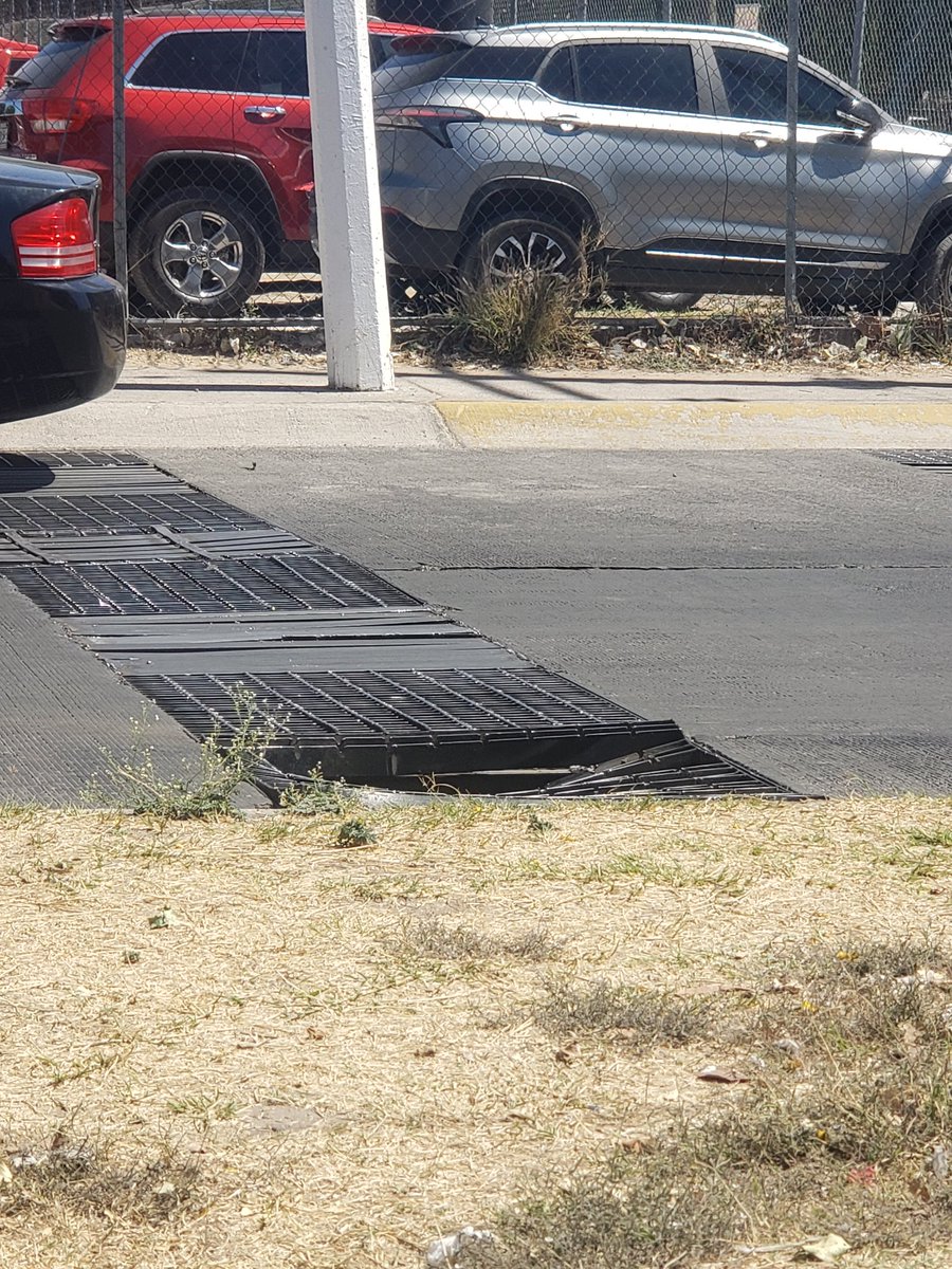 adolfo_mv's tweet photo. Alcantarilla abierta en moctezuma casi esquina copernico. ya se quedó un carro atorado. @Trafico_ZMG https://t.co/fq5OJPXYGv