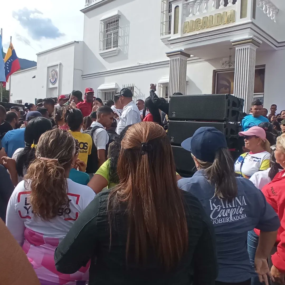 #28Abr
Acompañamos a nuestra Gba. <a href="/Soykarinacarpio/">Karina Carpio</a> y al Alc. (E) <a href="/joseariaspsuv/">May. José Arias</a> junto al pueblo de las Tejerías, en la inauguración de obras ejecutadas, como lo son la rehabilitación de la sede del Gobierno Municipal, cancha deportiva, parque infantil
#JusticiayReparación
#Aragua