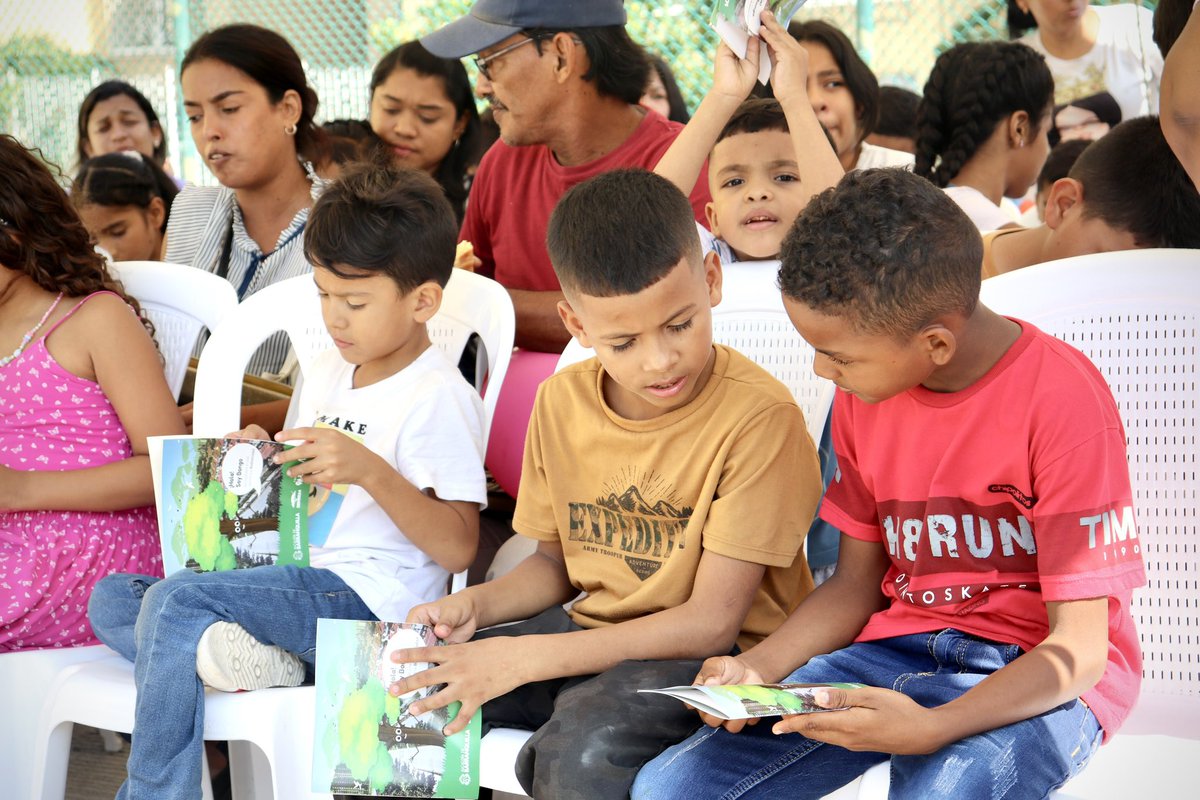 SiembraMas_'s tweet photo. En el marco del  #DíaDeLaNiñez y el #DíaDelArbol  nos recibieron estos pequeños en la Alcaldía Metropolitana de Barranquilla 💚 

Con nuestra cartilla pedagógica aprenderán cómo ser unos verdaderos guardianes de nuestra ciudad verde. 🌳🌿 https://t.co/gBT2soyf62