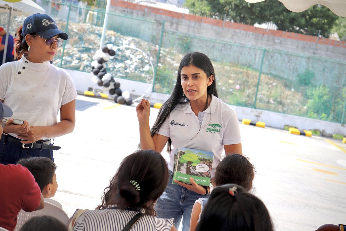 SiembraMas_'s tweet photo. En el marco del  #DíaDeLaNiñez y el #DíaDelArbol  nos recibieron estos pequeños en la Alcaldía Metropolitana de Barranquilla 💚 

Con nuestra cartilla pedagógica aprenderán cómo ser unos verdaderos guardianes de nuestra ciudad verde. 🌳🌿 https://t.co/gBT2soyf62