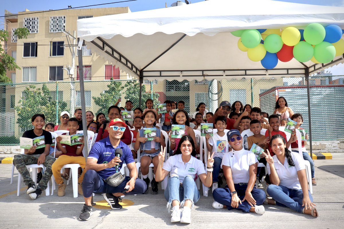 SiembraMas_'s tweet photo. En el marco del  #DíaDeLaNiñez y el #DíaDelArbol  nos recibieron estos pequeños en la Alcaldía Metropolitana de Barranquilla 💚 

Con nuestra cartilla pedagógica aprenderán cómo ser unos verdaderos guardianes de nuestra ciudad verde. 🌳🌿 https://t.co/gBT2soyf62