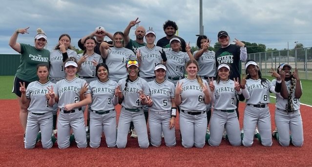 PoteetSoftball's tweet photo. On to Round 2 ❤️🟢🥎 https://t.co/A5U3swut8d