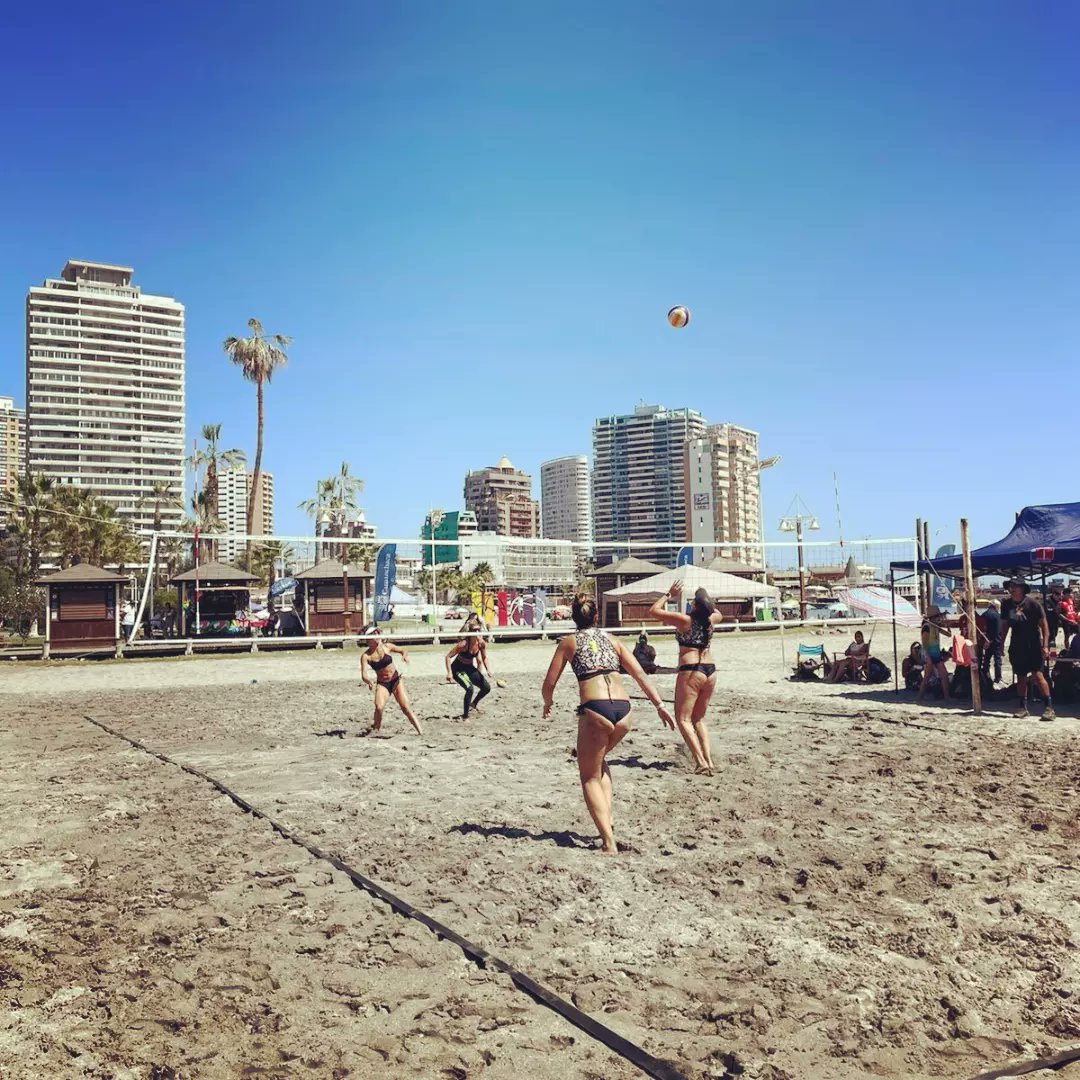 Gira_RCo's tweet photo. ♻️ Estuvimos RECICLANDO en el Campeonato Volley Playa Cavancha 🏐 organizado por @camanchaca_cl y que se llevó a cabo el pasado sábado 22 y domingo 23 de abril en #Iquique 🌴

Tremenda iniciativa para fomentar el deporte 🤾‍♀️ y el cuidado del medioambiente 🌱 https://t.co/5r8whkUuKw