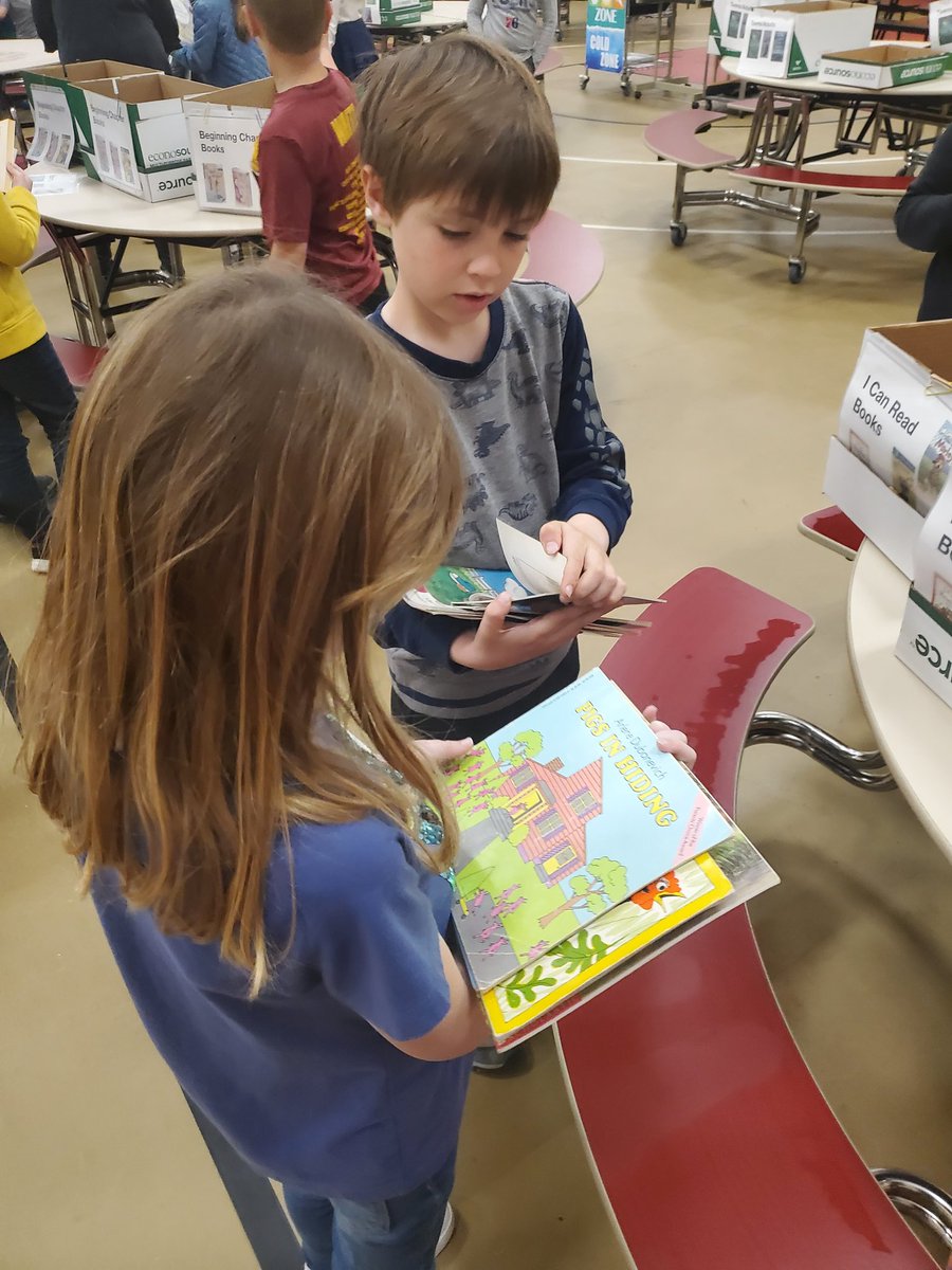 Oak Flat's community service day included second grade sorting books by genre for our local library! After a two week school-wide collection, we were blown away with all the donations! It was a great day 📚 #OakFlatProud #BSSDProud
