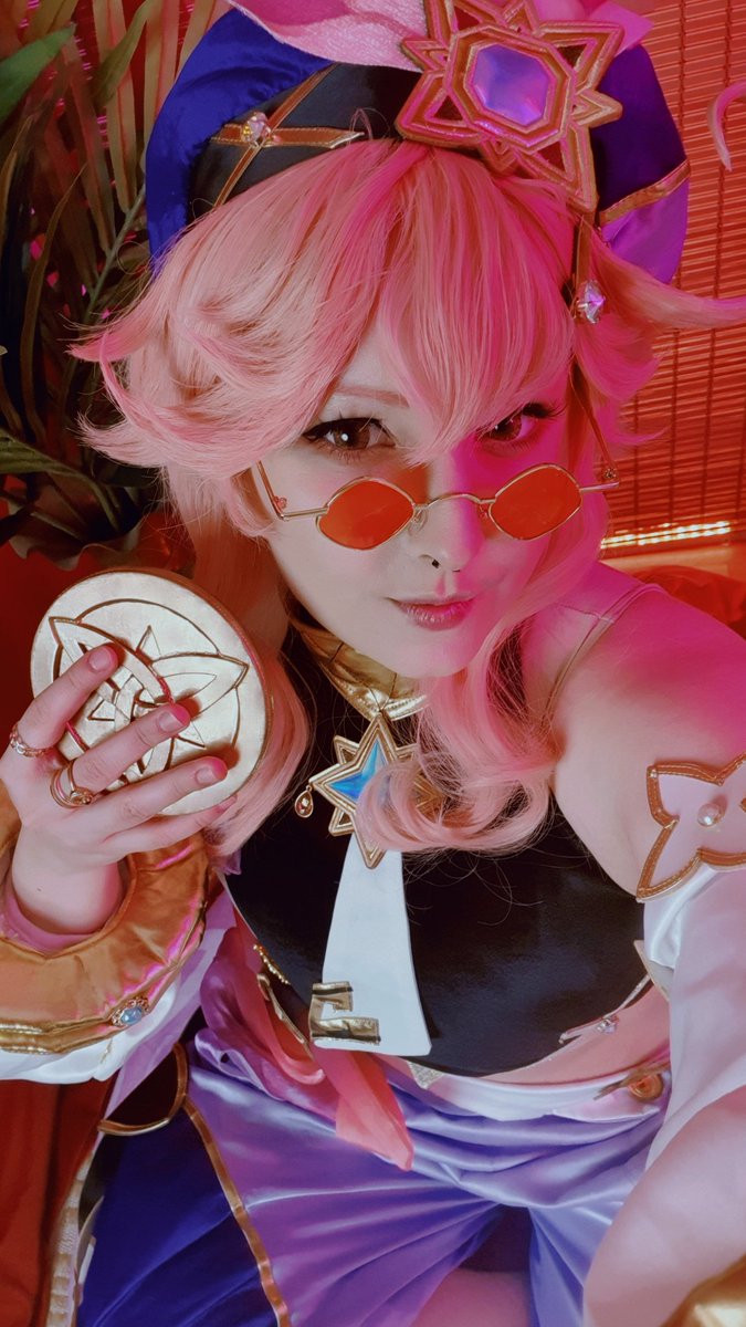 wiesiasmaze's tweet photo. Traveller, I have THE BESTTTEST device just for you only for 200000000 mora!!1!1 Normally I would sell the second pic for 500000000 but for you I will add it just for 4 dabloons more! 
Costume from @uwowocosplay with some retouch of mine! https://t.co/rRo8GtTWMH