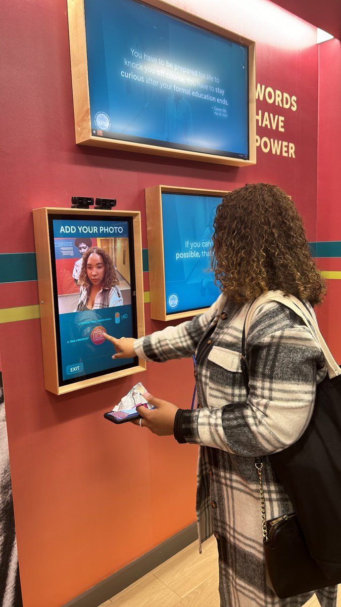 Necy Lopes ‘10 getting her Gwen Ifill quote! #GwenIfillCollege <a href="/SimmonsUniv/">Simmons University</a> <a href="/SimmonsAlumni/">Simmons Alumnae/i</a>