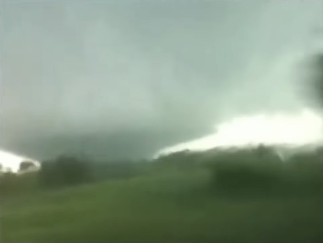 ForensicsJack's tweet image. Unedited and edited photos showing the 2011 EF5 just west and also within the the town of Hackleburg, with and without trees/foliage.
Photos are stills from this video by Keith Banks: (youtube.com/watch?v=eyu3pp…)